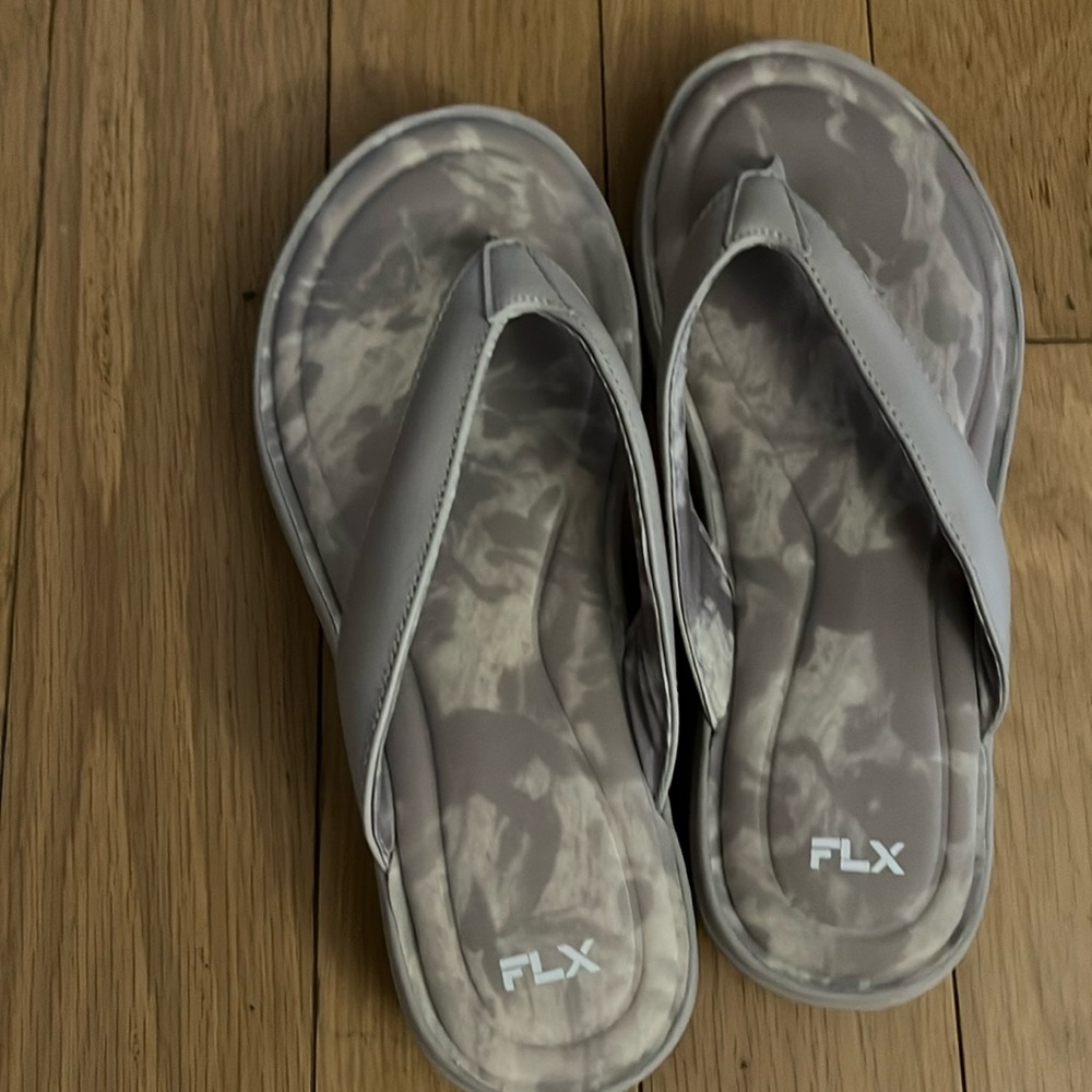 flip-flops FLX they are NWT they may have been tried on but EC!